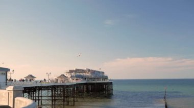 Cromer, İngiltere, 20 Haziran 2019. İnsanlar Cromer iskelesinde yürüyor.