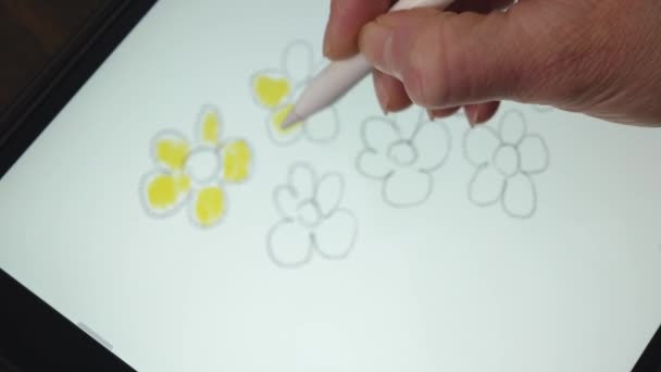 Femme colorant une image sur une tablette graphique avec un stylo spécial. Concept relax . — Video
