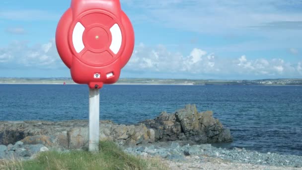 Reddingsboei bij de baai. Rotsachtige kust — Stockvideo