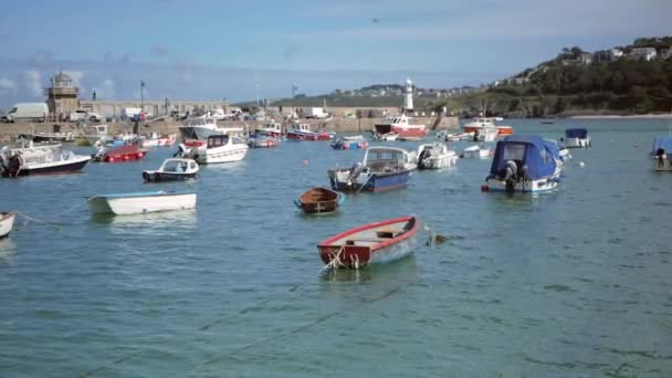 Pequenos barcos de pesca flutuando no porto . — Vídeo de Stock