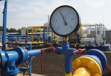 Basınç göstergesi güneşli bir yaz gününde gaz kompresör istasyonunda.
