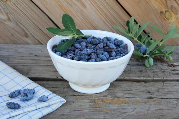在桌上的花瓶里放着蜂蜜 健康的浆果 适当的营养 成熟的浆果 甜浆果 图库照片