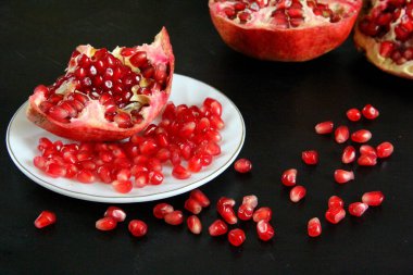 Masada nar, olgun nar, tatlı nar, reçel, vejetaryenlik, çay tabağında nar, doğranmış nar..
