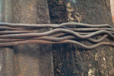 Grunge beton doku veya arka plan. Ahşap bir direk üzerinde eski Demir çubuklar