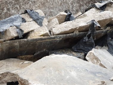 Sarı kazıcı buldozer çalışıyor, kova kazma taşları, inşaat ekipmanları