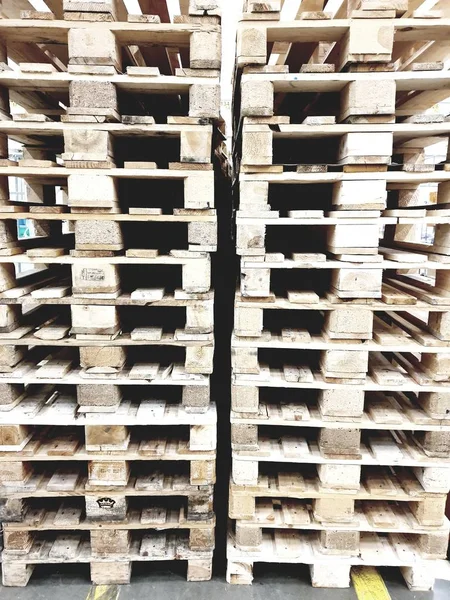 Bir sürü palet stok, depo paletleri, mavi ahşap paletler