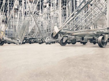 stokta mal için kırık demir kaplar, bükülmüş depolama kapları kırık