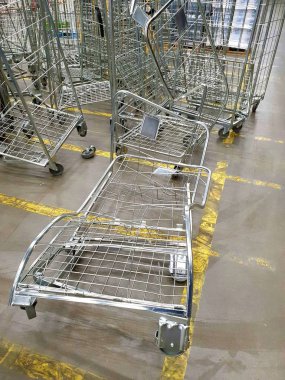 stokta mal için kırık demir kaplar, bükülmüş depolama kapları kırık