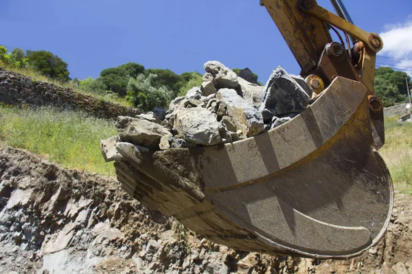 Escavador Balde Cheio Com Pedra — Fotografia de Stock