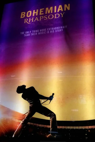 Algarve, Portekiz. Kasım 2018. Portekiz bir sinemada görüntülenen Bohemian Rhapsody Kraliçe film posteri. Bohemian Rhapsody film Kasım 2018 yılında yayımlanmıştır.