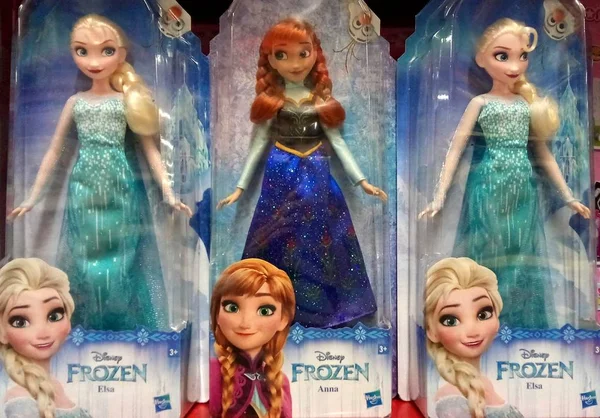 ポルトガル アルガルヴェ 2019年 月年頃 ポルトガルのスーパー マーケットでの販売のためのディズニー冷凍エルザとアンナの人形の選択 — ストック写真