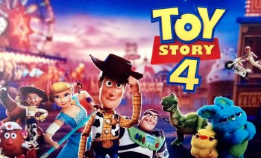 Portekiz, Algarve. Circa, 26 Temmuz 2019, Disney Pixar animasyon filmi Oyuncak Hikayesi 4 Tanıtım afişi. Film portekiz etrafında Sinemalar şimdi çıktı