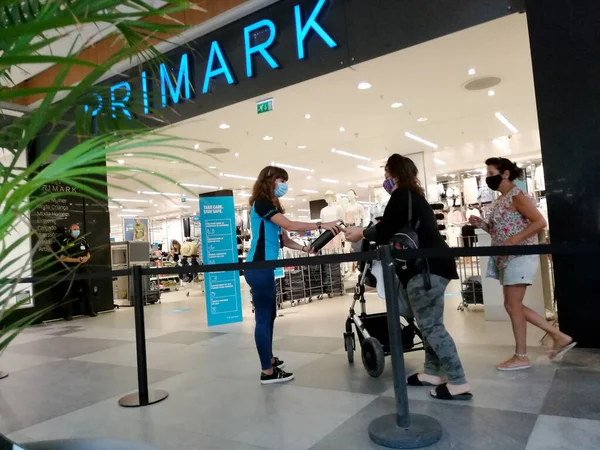 Portimao Faro Portugal Circa 2020 Shoppers Waiting Queue Enter Primark — Stock Photo, Image