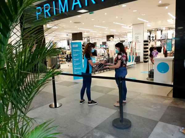 Portimao Faro Portugal Circa 2020 Shoppers Waiting Queue Enter Primark — Stock Photo, Image