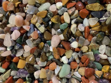 çeşitli çok renkli taşlar. Kaplan gözü, ametist, gül kuvars, aventurine, jadeite, topaz, siyah opal, ay taşı. Arka Plan Dokusu