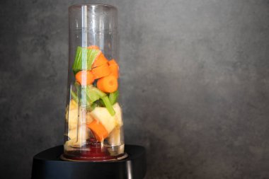 Taze sebze ile blender. Dilimlenmiş kereviz, elma ve havuç i