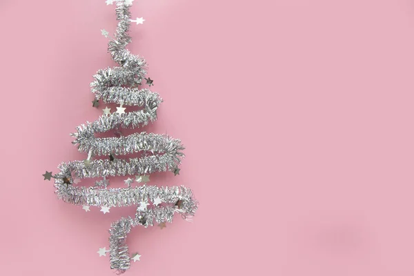 Vánoční stromek z tinselu. Strom je lemován stříbrně zbarvených vánočních ornamentů. — Stock fotografie