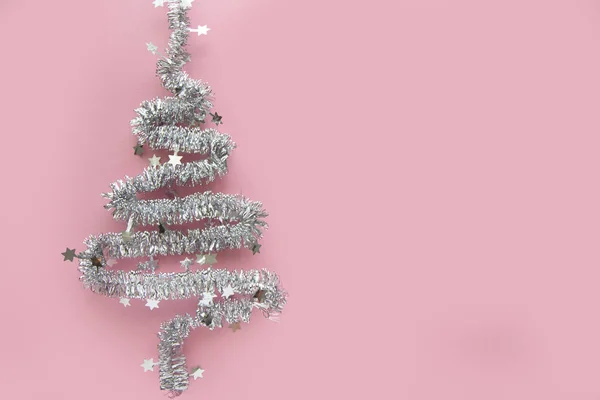 Tinsel'den yapılmış Noel ağacı. Ağaç gümüş renkli Noel süsleri ile kaplı.