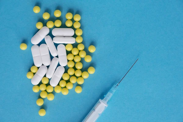 Scattering Tablets Pills Capsules Antibiotics Drugs Syringe Medical Concept Blue — Stock Photo, Image