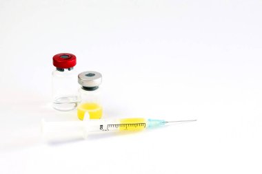 Beyaz arka planda ilaç ve şırınga bulunan şişeler, kavanozlar ya da mataralar. Antibiyotik tedavisi, tıbbi konsept. Metin için yer.