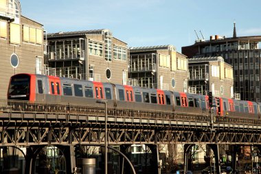 Marina bölgesindeki Hamburg U-Bahn metro istasyonu. Zemin demiryolu. Şehirdeki köprüde tren. HAMBURG, Almanya - 17 Ocak 2020