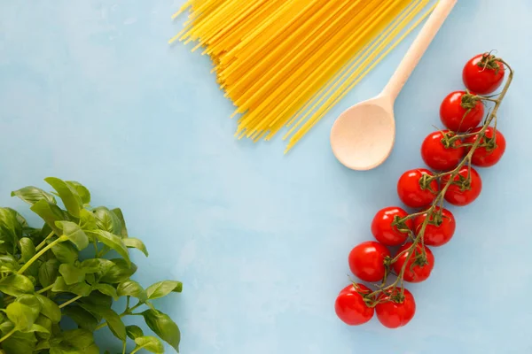 Concepto Cocinar Pasta Con Pesto Espaguetis Tomates Albahaca Sobre Fondo — Foto de Stock