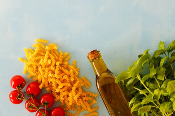 Concepto Cocinar Pasta Con Pesto Espaguetis Tomates Albahaca Una Botella — Foto de Stock