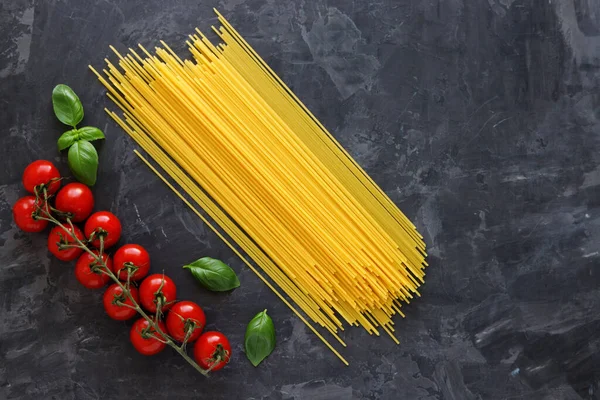 Massa Crua Tomates Cereja Folhas Manjericão Fundo Escuro Ingredientes Para — Fotografia de Stock