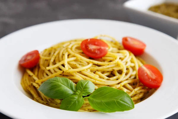 Prato Close Com Macarrão Italiano Com Molho Pesto Decorado Com — Fotografia de Stock