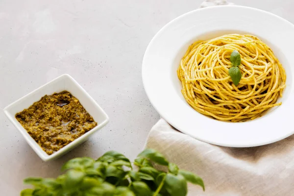 Prato Com Pesto Tradicional Macarrão Italiano Lado Barco Com Molho — Fotografia de Stock