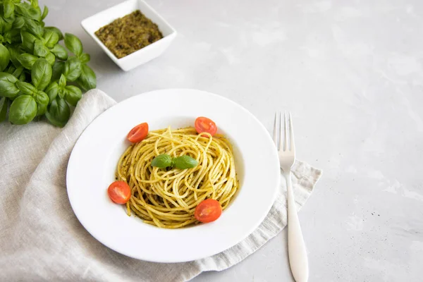 Prato Com Pesto Tradicional Macarrão Italiano Com Tomate Cereja Lado — Fotografia de Stock