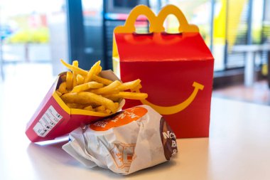 McDonalds restoranının menüsü. Hamburger, çizburger ve patates kızartmasının yanında kırmızı kutu. Atıştırma, öğle yemeği, kahvaltı zamanı. Çocuk menüsü. Northeim, Almanya Temmuz 2020