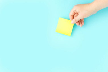 Elleri sarı etiketli. Notlar yazmak, günlük planlar ve hatırlatıcılar. Metin için yer.