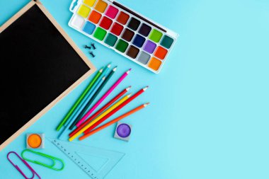 Harfli, suluboya boyalı ve kırtasiyeli grafit okul yönetim kurulu. Okul yılının başlangıcı. Sanat okulunda okuyorum..