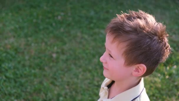 Las manos de un hombre, los papás se ponen una máscara médica protectora para un lindo preescolar o un niño de la escuela secundaria. Protección contra el virus para niños. Imágenes de 4k — Vídeo de stock