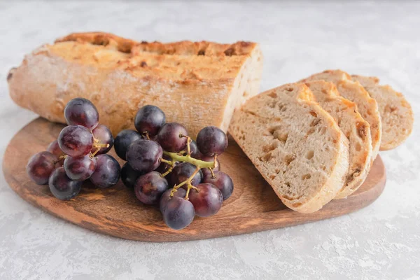 Kuru üzüm ve dallı taze ve çıtır çıtır ciabatta manzarası. Ev yapımı İtalyan ekmeği, fırın.
