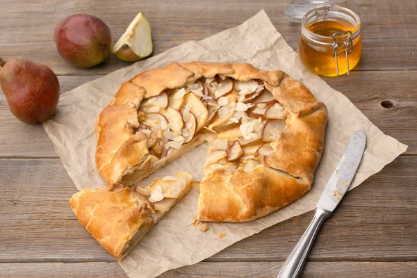 Birnenkuchen Mit Honig Und Stücke Geschnittenen Nüssen Auf Einem Alten — Stockfoto