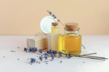 Vücut ve yüz kremi kavanozlarıyla gerekli ya da aromatik yağ. Kuru lavanta çiçekleri, odun. Doğal kozmetik, kaplıca ve sağlık tedavileri kavramı.