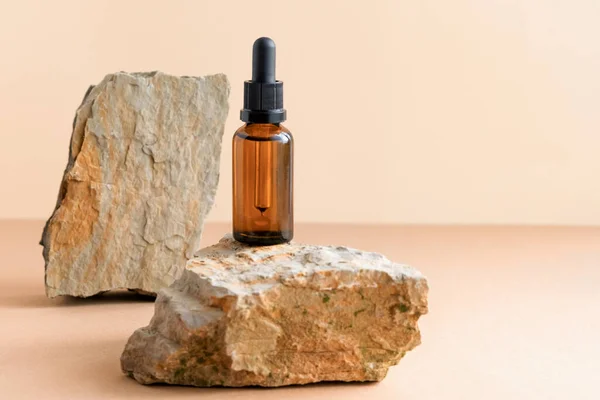 Doğal bir ortamda doğal renklerde yüz bakımı için bir kavanoz kozmetik sıvısı, serum veya hyaluronik asit. Doğal kozmetik konsepti.