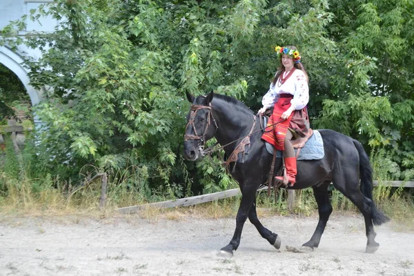 Украинская Девушка Прогулке Черной Лошади — стоковое фото