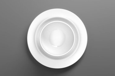 Gümüş çatal bıçaklı beyaz porselen yemek takımı.