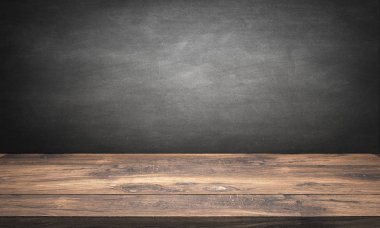 gri arka planlı rustik ahşap masa