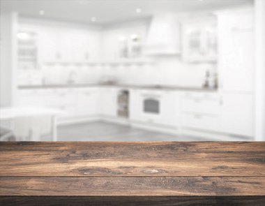 Bulanık mutfağın önündeki ahşap masa.