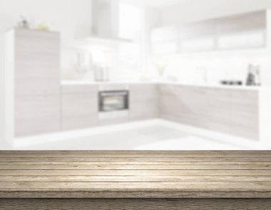 Bulanık mutfağın önündeki ahşap masa.