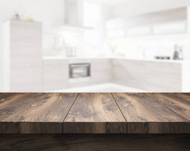 Bulanık mutfağın önündeki ahşap masa.