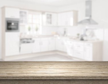 Bulanık mutfağın önündeki ahşap masa.