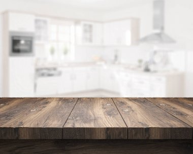 Bulanık mutfağın önündeki ahşap masa.