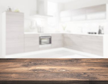 Bulanık mutfağın önündeki ahşap masa.