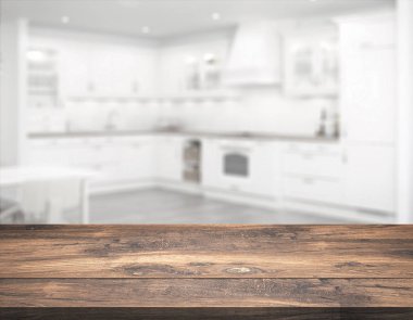 Bulanık mutfağın önündeki ahşap masa.