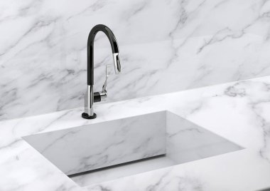 Bulanık mutfağın önündeki ahşap masa.